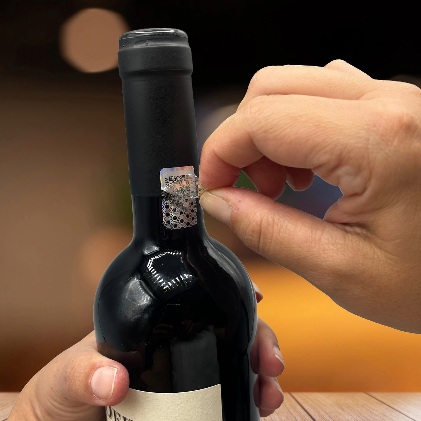 Persona aplicando el sello de seguridad CFS en una botella de vino