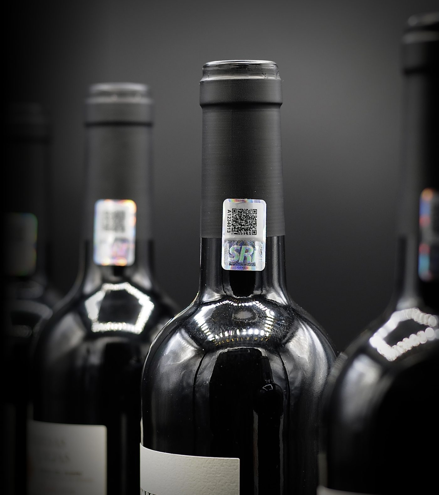 Fila de botellas de vino con el sello de seguridad CFS de GENCO