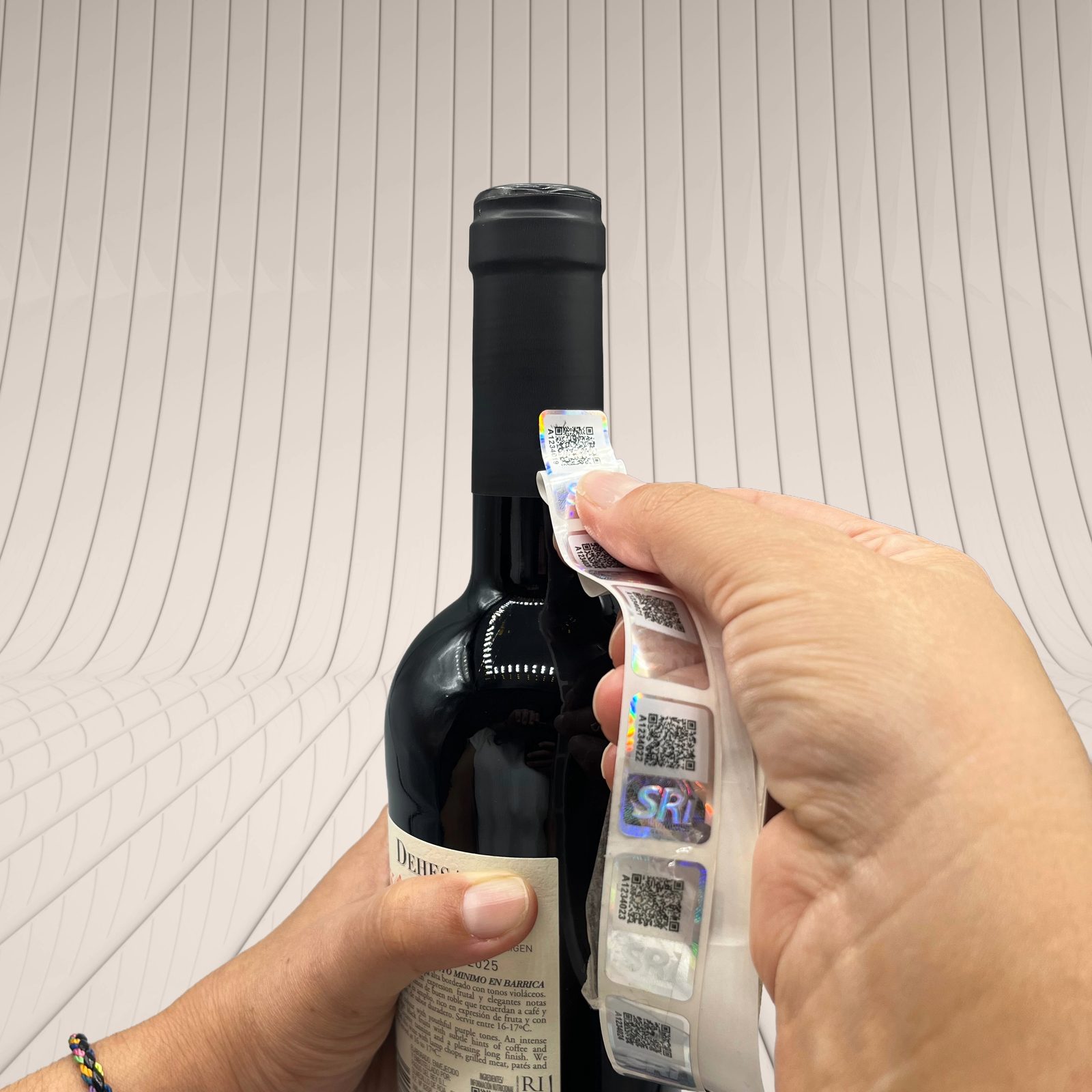 Botella de licor con el sello de seguridad CFS de GENCO aplicado en el cuello