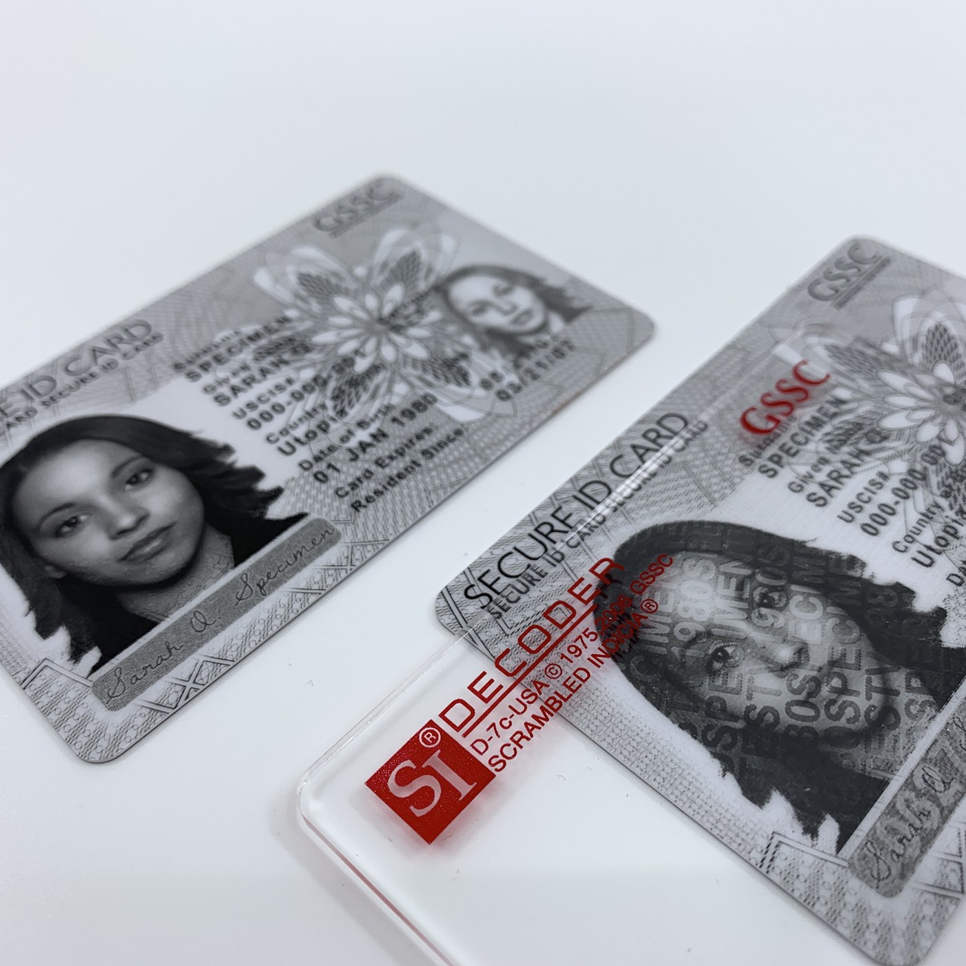 Tarjetas de identificación con decodificador GSSC revelando una imagen oculta de seguridad