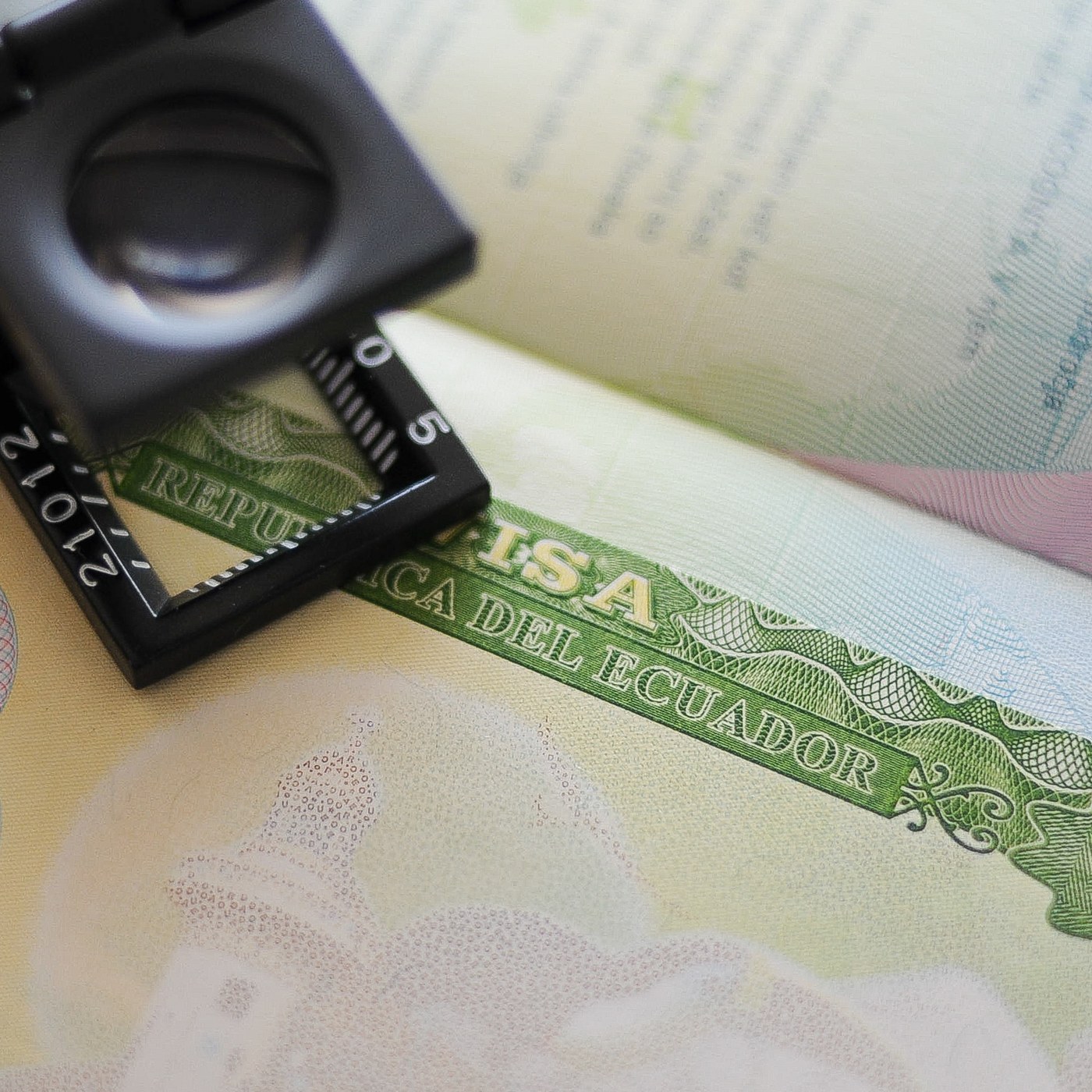 Verificación con lupa de la impresión intaglio en una visa ecuatoriana